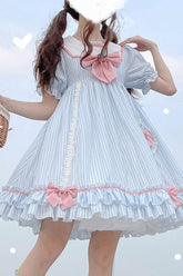 Robe Lolita douce à rayures à manches courtes avec col poupée marine et nœud pour cheveux